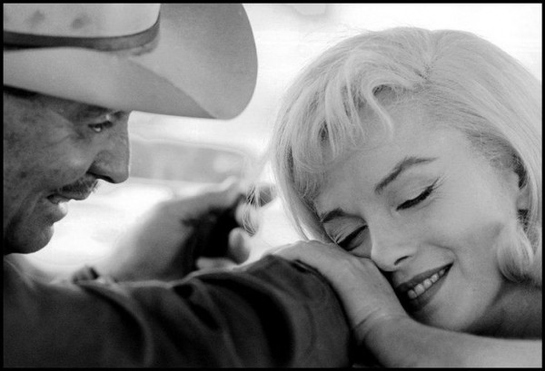 MARILYN MONROE AND CLARK GABLE ON THE SET OF THE FILM MISFITS BY CORNELL CAPA.